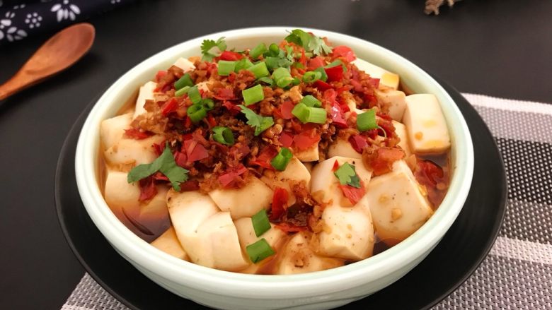剁椒蒸豆腐~15分钟快手菜,出锅后撒<a style='color:red;display:inline-block;' href='/shicai/ 3250'>葱</a>花即可食用!
