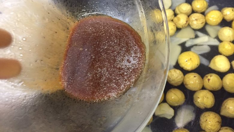 栗子焖排骨,加入没过栗子的水,倒入腌制过排骨的汁