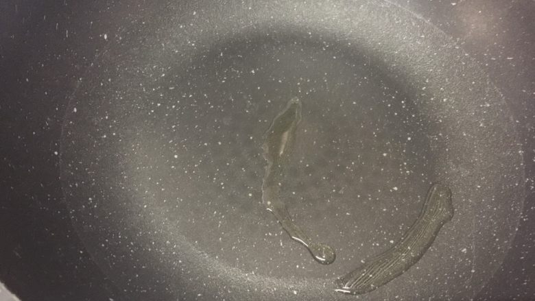 栗子焖排骨,中火,热锅冷油