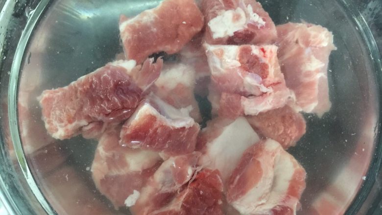 栗子焖排骨,用食用水泡30分钟,把血水泡出