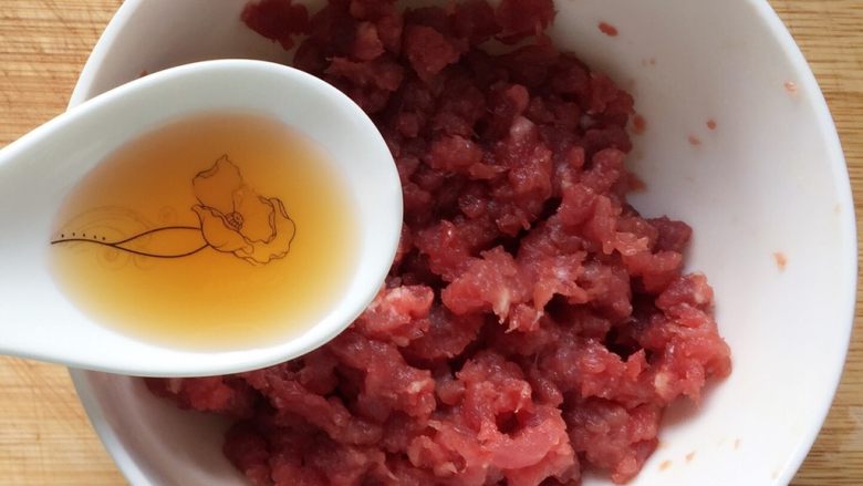 板栗牛肉粥~,加入半勺<a style='color:red;display:inline-block;' href='/shicai/ 718'>料酒</a>,拌匀腌制十分钟至其入味。