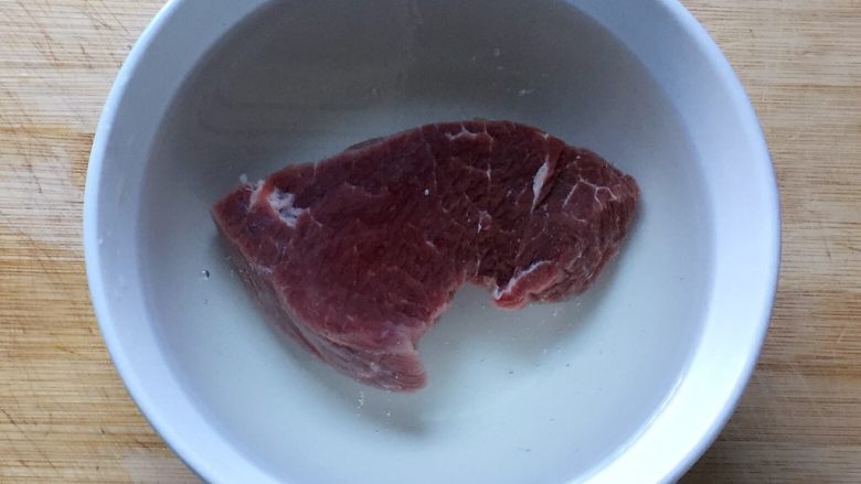 板栗牛肉粥~,将新鲜牛肉在清水中浸泡半小时,泡去血水。