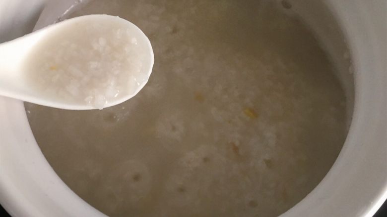 板栗牛肉粥~,煲至米粥浓稠,米香四溢,板栗熟软时