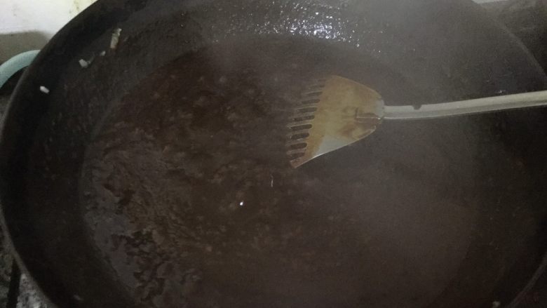 老北京炸酱面片,倒入甜面酱,干黄酱,适当的加点水