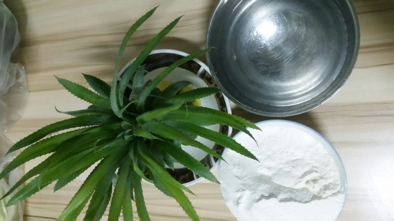 嫩牛肉卷饼,把水烧开,面和滚烫的水,盐混合均匀