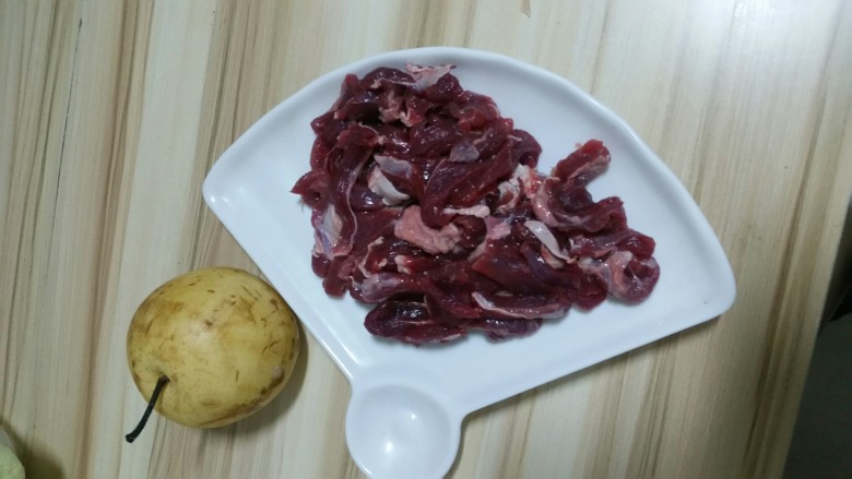 嫩牛肉卷饼,期间把<a style='color:red;display:inline-block;' href='/shicai/ 216'>牛肉</a>切条,怎么切自己把握,没有硬性要求