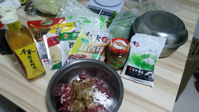 嫩牛肉卷饼,开始煨料，把需要的所有材料准备好