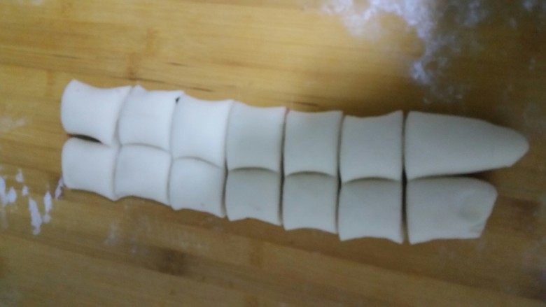 嫩牛肉卷饼,面团拿出来,切成自己感觉合适的大小