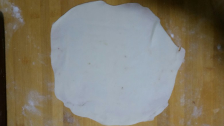 嫩牛肉卷饼,继续擀大一点,薄一点,越薄越好