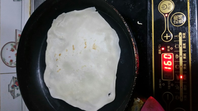 嫩牛肉卷饼,翻面后再烙一分钟左右,记得都不用放油的,再次鼓起来就熟了,非常快