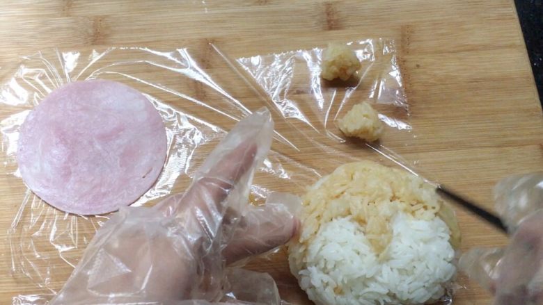 猫咪饭团,细节修饰,做出猫咪毛发形状。