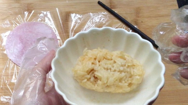 猫咪饭团,另取一部分白饭团,加入几滴酱油拌匀,少量多次的加,调节自己想要的颜色。