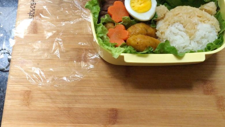猫咪饭团,把两个耳朵固定在脸部上,用意面固定相对牙签而言更安全,吃的时候取出即可,即使小朋友误食进去也会被口水软化,不会造成伤害。