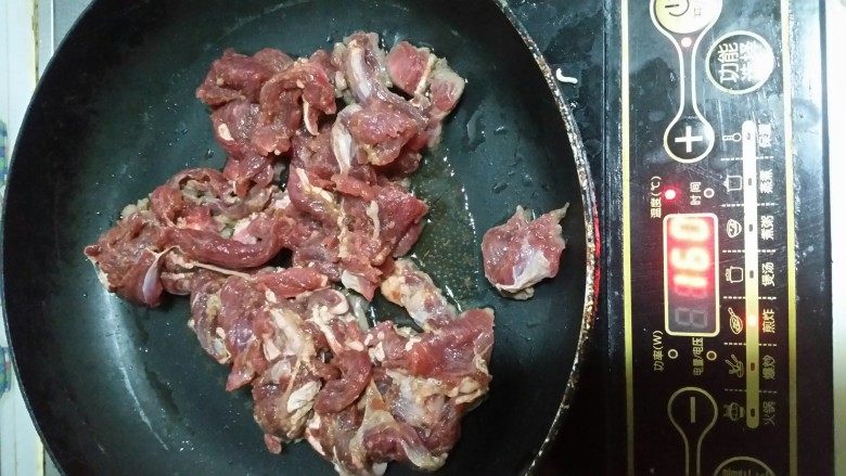 嫩牛肉卷饼,锅里放些色拉油,放入牛肉翻炒