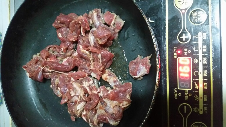 嫩牛肉卷饼,锅里放些色拉油，放入牛肉翻炒