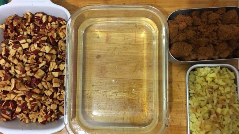 红糖姜枣膏做法,备好食材,红枣,生姜切碎