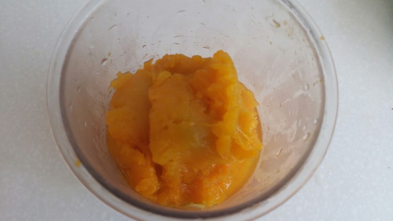 奶油南瓜羹,南瓜皮不要,将去皮的南瓜瓤放入搅拌杯里