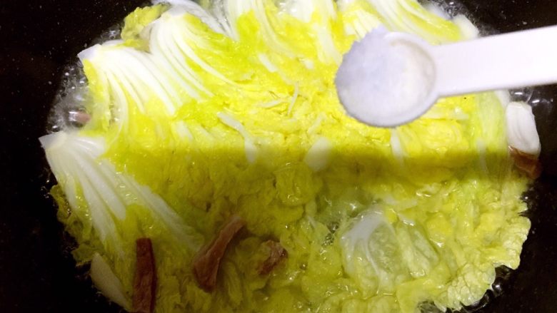 上汤火腿娃娃菜,加入盐,再煮2分钟即可