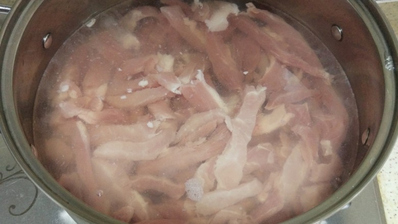 香辣猪肉干,放入锅内,加清水