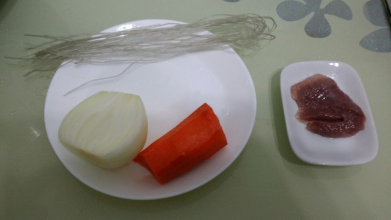 辅食:拌地瓜粉,先准备好食材。
