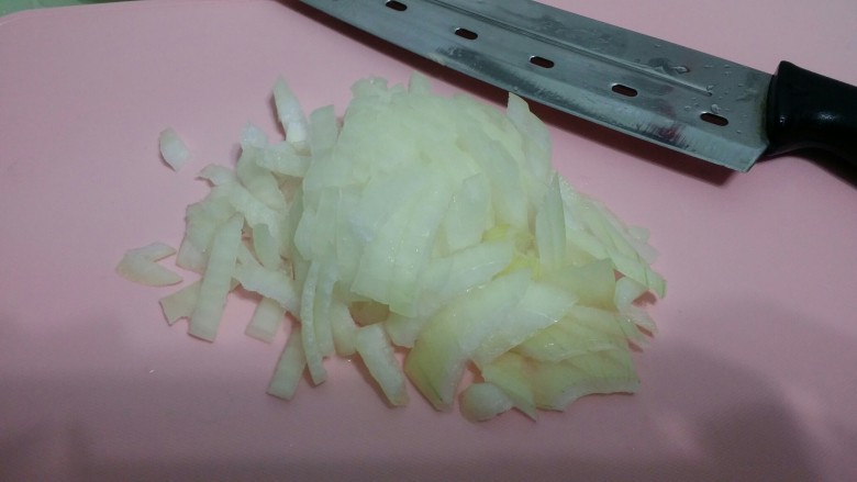辅食:拌地瓜粉,把<a style='color:red;display:inline-block;' href='/shicai/ 29'>洋葱</a>切碎。