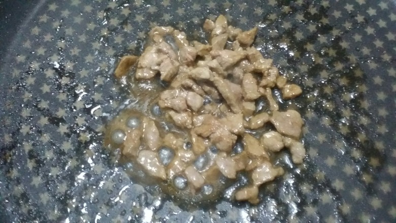 辅食：拌地瓜粉,<a style='color:red;display:inline-block;' href='/shicai/ 414'>猪肉</a>切碎，放入少量食用油，<a style='color:red;display:inline-block;' href='/shicai/ 692'>酱油</a>，炒熟。