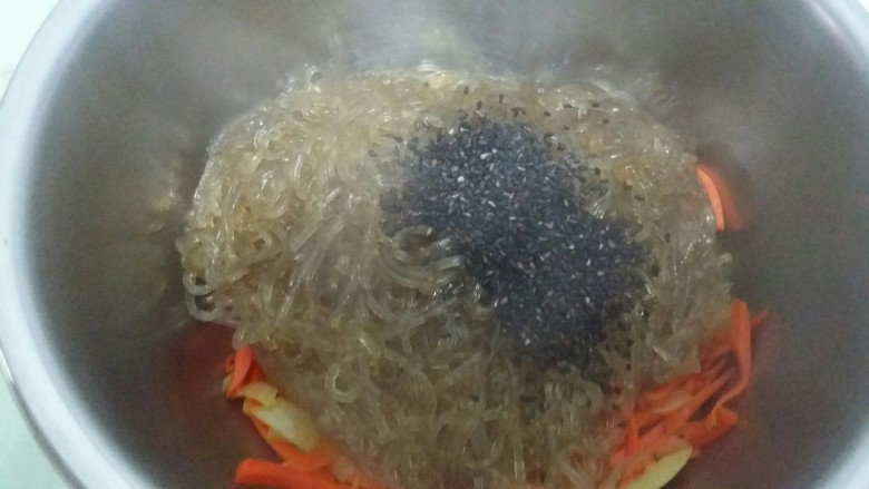 辅食:拌地瓜粉,放上些<a style='color:red;display:inline-block;' href='/shicai/ 666'>芝麻</a>。