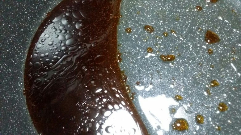 辅食:拌地瓜粉,在锅中放入少量食用油,酱油,水。