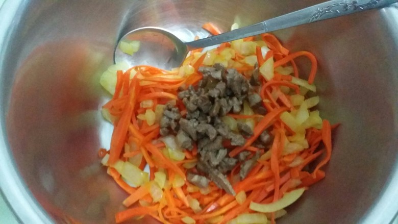 辅食:拌地瓜粉,加入少许<a style='color:red;display:inline-block;' href='/shicai/ 847'>香油</a>。