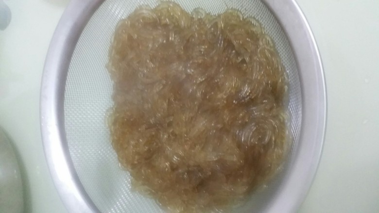 辅食:拌地瓜粉,过滤掉多余水份。