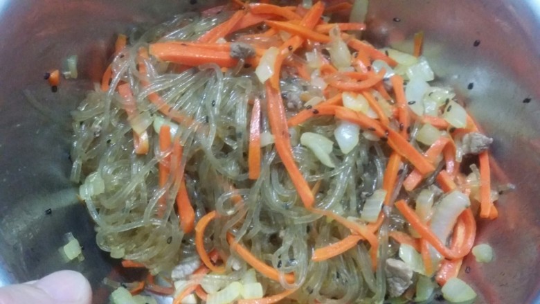 辅食:拌地瓜粉,拌至均匀。