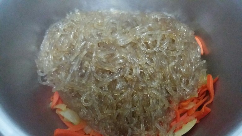 辅食:拌地瓜粉,在倒入粉。