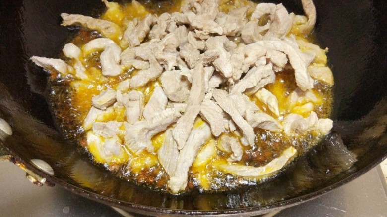 香辣猪肉干,倒入猪肉干,用中火煸炒,将水炒干,油会由浑浊重新变清亮