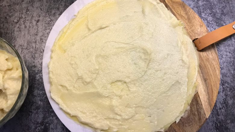 榴莲千层 ,300克淡奶油加入细砂糖,用电动打蛋器打发淡奶油,取一张千层皮,抹上一层榴莲肉