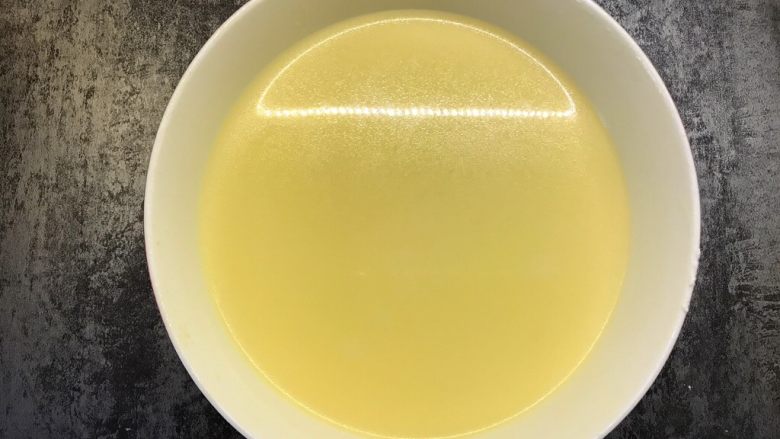 榴莲千层 ,盖上保鲜膜,放入冰箱冷藏一夜