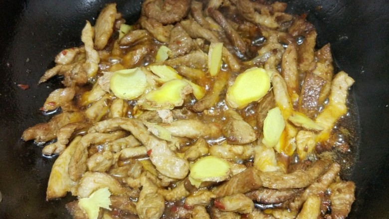 香辣猪肉干,加入姜片,加适量盐