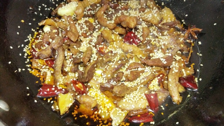 香辣猪肉干,炒到比较干时就好了,洒<a style='color:red;display:inline-block;' href='/shicai/ 678'>白芝麻</a>