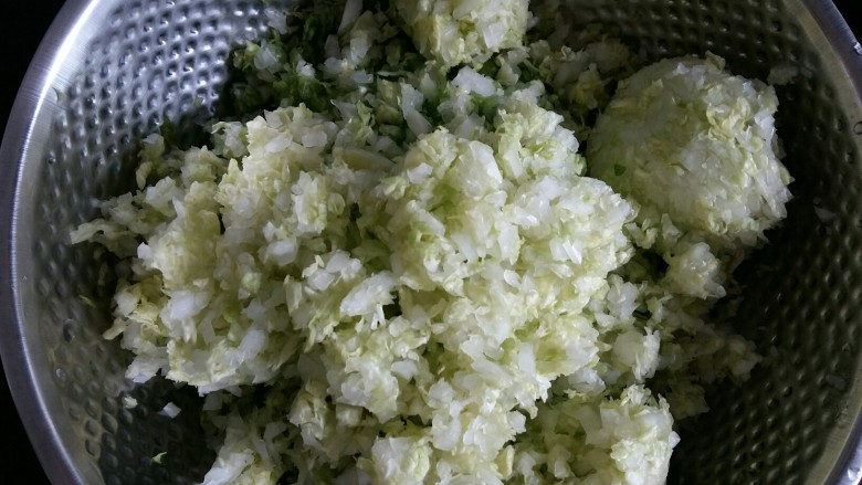 冰花煎饺,把盐压过的白菜放入干净的纱布中挤出水份。这样可以防止后面放盐调味的时候白菜出水,菜馅出水,包的饺子容易破。