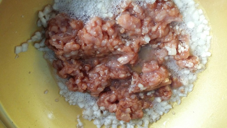 冰花煎饺,倒入腌制好的瘦肉,慢慢翻炒开。