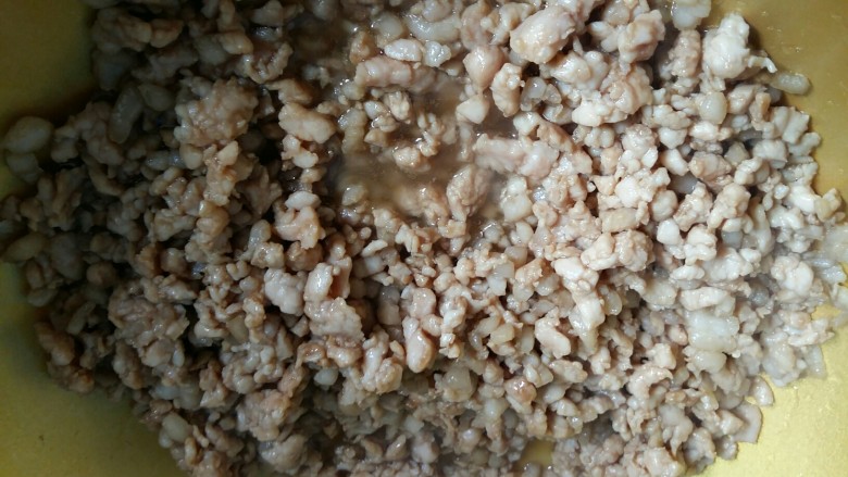 冰花煎饺,炒至瘦肉变色后关火,然后放凉。(一定放凉后再倒入白菜中,太热会把白菜烫熟,影响口感。)