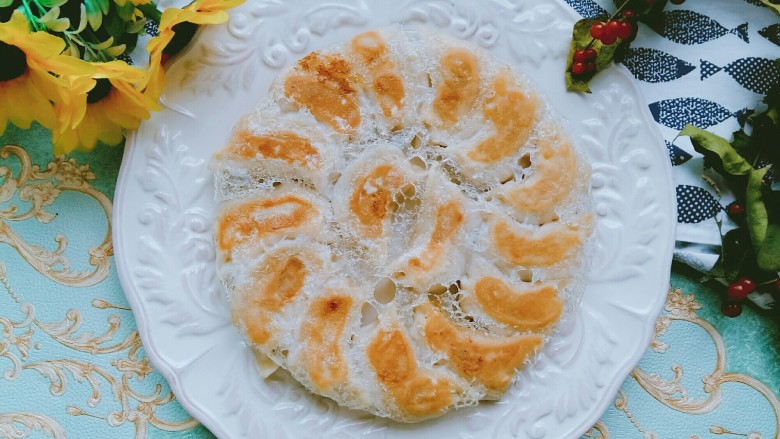 冰花煎饺,慢慢的从锅边滑进盘子中,电饭煲煎饺子真的好用。