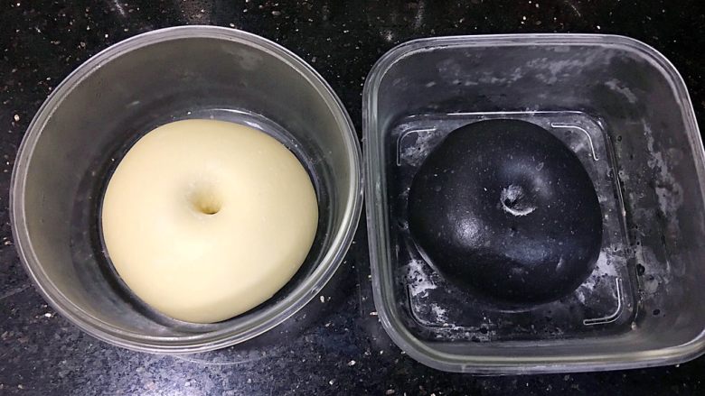 家有烤箱+黑白配炸猪排鸡蛋汉堡,一发好的面团,手粘干粉戳洞洞口不回缩表示发好。
