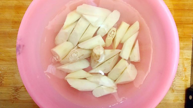 山药黑木耳胡萝卜排骨汤,放入水里,防止山药氧化变色!