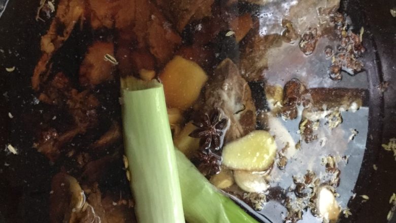 炖羊蝎子,加入冷水,水漫过羊蝎子开大火。