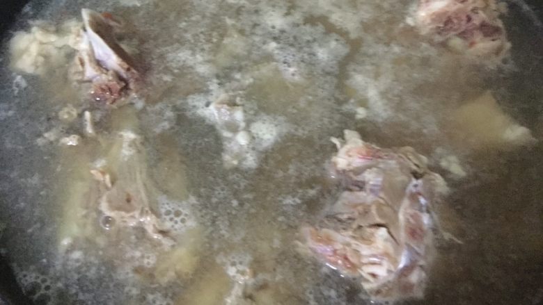 炖羊蝎子,开火做锅放入半锅水烧开倒入羊蝎子,去掉血水开锅关火,在把羊蝎子用水冲洗干净入锅。