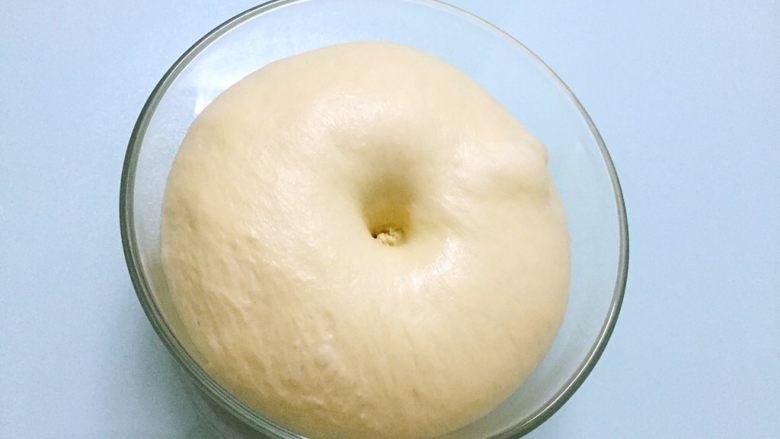纸杯小面包,手指沾水或面粉戳一小洞,不反弹不回缩即发酵成功