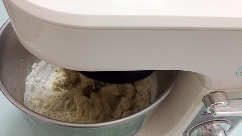 纸杯小面包,先用一档慢速和面一分钟再转三档快速和面,直到机器自动停止。(共15分钟)