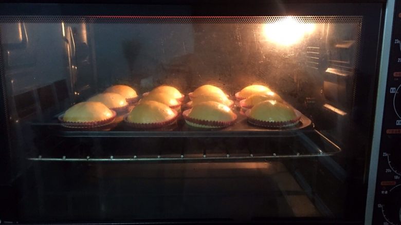 纸杯小面包,放入预热好的烤箱,上火120度,下火150度,中层20分钟(上色满意加盖锡纸直至烤完)