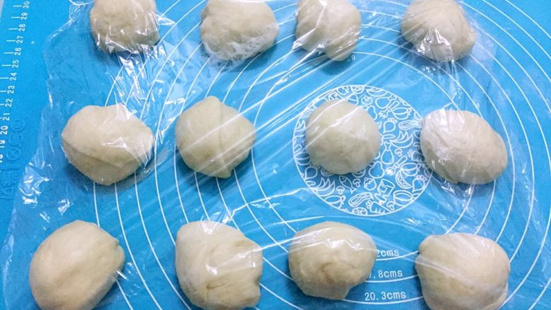 纸杯小面包,把面团平均分成12小份,盖上保鲜膜醒发15分钟