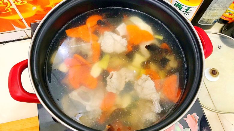 山药黑木耳胡萝卜排骨汤,搅拌一下,大火开煮!